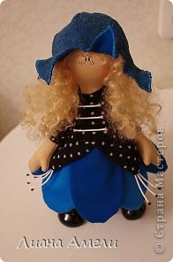 bleu cloche (голубой колокольчик)
Материал:хлопок,трикотаж,крепдешин,сутаж,флис,сделан креналин из проволоки.
Волосы шерсть
Рост 30 см. (фото 4)