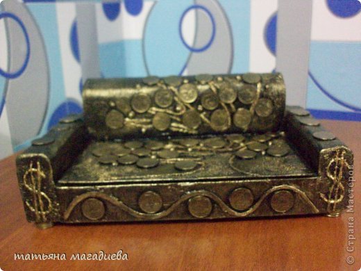 Боковинки сверху денежками украшены и  знаком доллара))) по низу монеты и шнурок кожанный)) (фото 2)