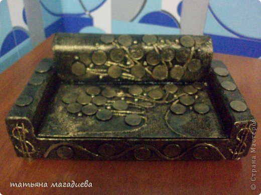 Ну вот он ,мой диван-купюрница. Фотки получились мутные нооо,их много)) Фотик снова байкот мне устроил,надо его  на хлам -декор отправить))))
Спинка и бока из пеноплекса,а основа коробка от конфет.
Идею по украшению уперла у Татьяны Максимовой(полная моя теска)  https://podjem-tal.ru/node/452507?c=favorite ,спасибо ей.На крышке дерево ветви переходят на спинку. (фото 1)