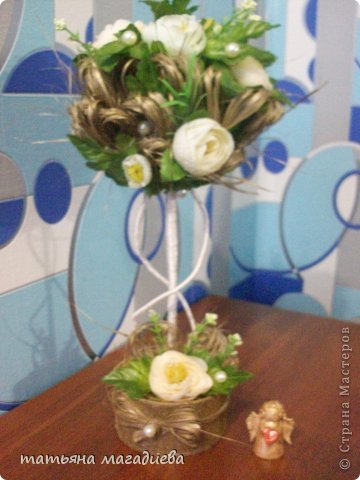 Ну вот собственно и сам топиарий))Цветов на нем маловато, ноооо,не в одном магазине больше не нашла таких, пришлось выкручиваться с помощью той же кистью для побелки)))) (фото 4)