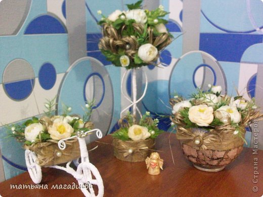Вот такой набор рождался в муках у меня))) Заказали в одном стиле -топиарий,велосипед и ваза(её я делала как пасхальные скарлупки ,в моих работах) Что получилось выставляю на ваш суд. Хотелось бы услышать ваши замечания и может какие нибудь дополнения надо сделать. Думаю еще бабочек посадить,но пока нет одинаковых. (фото 1)