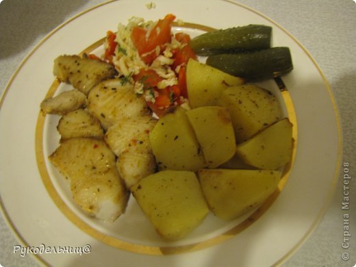 Вуаля и наш ужин с акулой и картошкой готов. Угощайтесь. По вкусу акула, как обыкновенная рыба. Главное не пересушить её, а то она станет жёсткой. (фото 8)