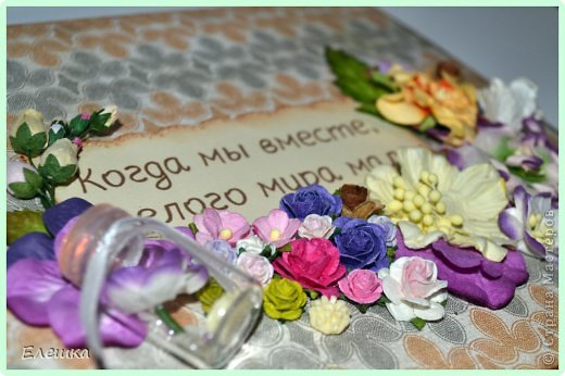 Доброго времени суток Вам мои дорогие! На этот раз я с альбомчиком для прекрасной пары, которая может подарить заряд положительных эмоций да же с фото! Альбомчик размер 20*25, 4 разворота, вместимостью 16 фотографий.
Я очень надеюсь, что их любовь с годами только возрастет, а мой альбомчик будет подарен их внукам, как семейная реликвия)))))) (мечта любого скрапера).
Альбом хотелось сделать не менее ярким чем сама семья, но думаю я не дотянула(
Но судить ВАМ! Приятного просмотра и побольше улыбок на вашем лице! (фото 1)
