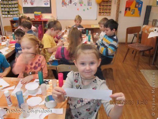 Вырезаем полоску по ширине трубки и приклеиваем . (фото 4)