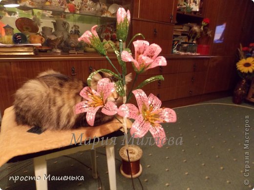 Когда сделала все цветы, начала приматывать их малярным скотчем к толстой проволоке. (фото 5)