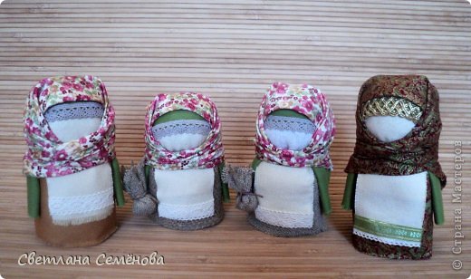 Это крупейнички - символ достатка в доме. Если куколка худа, значит в семье беда ... Так считали, если крупейничка была маленькой.В ее основе мешочек, наполненный крупой или зерном.При сборе урожая ее наполняли отборным зерном,хранили рядом с иконами, а весной использовали при посеве ... (фото 13)