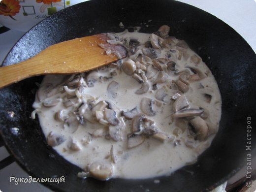 как всё пожарится добавляем сметану и солим по вкусу. Даём немного потушиться и наш соус готов. (фото 4)