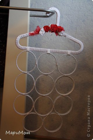 Колечек может быть любое количество на Ваше усмотрение, да и декор любой. Задумалась о такой вешалке для мужа в хлам- декорном исполнении. (фото 14)