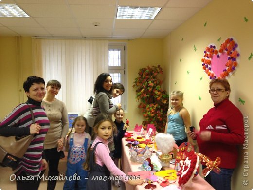 А в прошлом году к этому празднику, я со своим администратором Еленой организовали выставку мастеров народного творчества нашего района. Решила тоже вам показать. Сколь ко же всяких красивостей там было!!!  Всем мастерицам привет! Начинаем готовиться к пасхальной выставке! (фото 20)