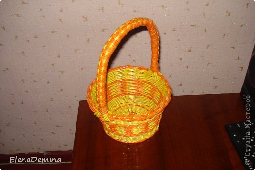 Здравствуй Любимая Страна Мастеров, дорогие её жители и гости!!! Особый привет плетунам и плетуньям!!!Меня зовут Дёмина Елена и у меня сегодня праздник-я с вами!!! т.е. могу показать свои работы-плетёнки!Плету 2 года сбольшими перерывами Много подарила работ и5 штук продала!!! Не всё получается как хочется, даже спустя 2 года, но влюбилась я в плетение и оно меня не отпускает,да я и не против!!!БЛАГОДАРЮ всех мастеров за вдохновение иМК, которыми вы так щедро делитесь!!!К сожаленью фоткала на бегу, но лучше так чем никак.... Итак начнём. (фото 1)