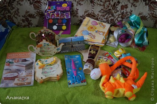 Я получила сразу две посылки. Эта пришла от замечтательной рукодельницы Натальи(мусик 27) https://podjem-tal.ru/user/108079 ,там тоже все очень суперское и очень нужное.Книга мастер-классов по микробисеру,фигурные ножницы,ленточки,салфеточки,аквагрим,магникик,книга,сумочка-дракончик, машинки для моих деток,открыточка,пайетки,досочка для декупажа и просто супер-невероятно-потрясающий набор для кухни (фото 13)