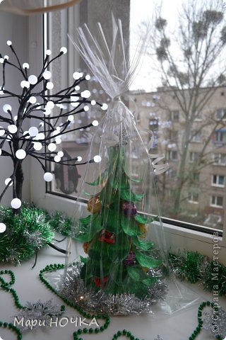Ох.... Сколько же я переделала этих елочек... сбилась со счета. К Новому году только и заказывали их.
В основе игристое, игрушки новогодние - конфетки шоколадные. Вот так были упакованы. (фото 12)