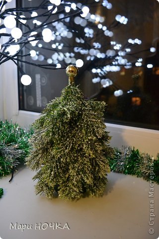 Из готовых веточек собрала елочку и подарила своей коллеге по работе. Она без конфет. (фото 17)