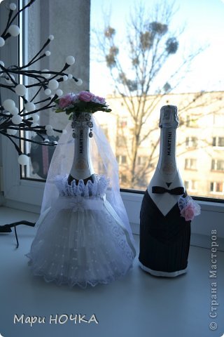 А тут мы собрались на свадьбу. Родной брат моего мужа женился. Вот и попросил меня сделать бутылочки на стол. (фото 32)