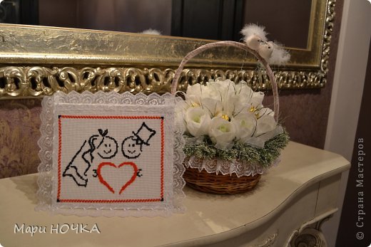 Ну, и наконец НАШ подарок на свадьбу молодым. Я вышила вот таких молодоженов, которые держат половинки одного, большого, любящего сердца. Оформила все в открыточку куда мы положили денежку. И к денежному подарку была сделана корзина с голубочками (фото 41)