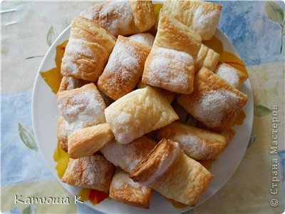 Дело было вечером, делать было нечего. В морозилке нашлось слоенное тесто и я сотворила "язычки" (фото 1)