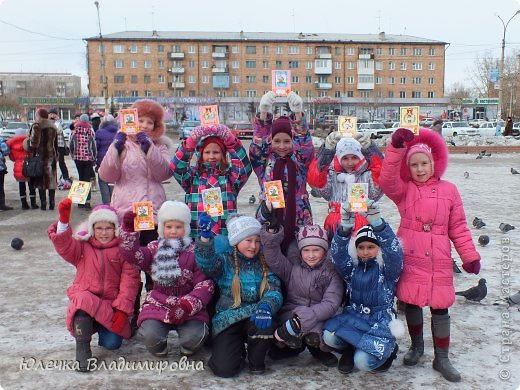 И дружненько пришли, на городскую площадь у торгового центра, поздравлять мужчин! (фото 5)