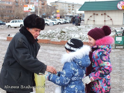 И угощал конфетами: (фото 10)