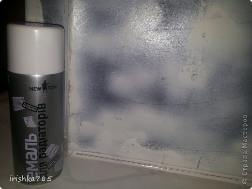 Далее прогрунтовала эмалью не только металл но и пластик и чуть чуть поверхность чемоданки, если сохранность получше то грунтую смесью ПВА лака и краски (фото 4)