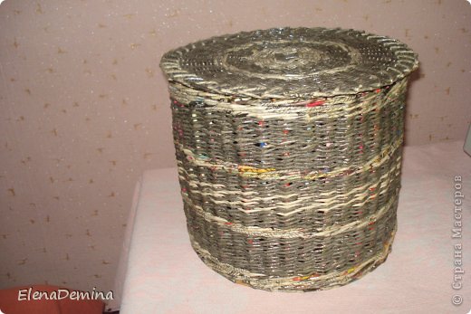 А это ещё корзина высота 29см диаметр 36см, Была сплетена из б/у трубочек,Стоячки из журнальных трубочек-ну очень жесткие,Она такая прочная получилась! (фото 8)