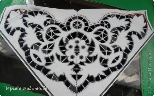 Рисунок я взяла из вышивки "ришелье" увеличила на два листа и склеила. По нему и выжигала. (фото 2)