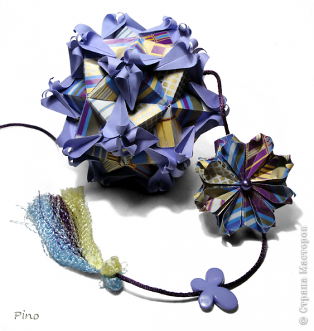 Три сестрички из книги Tomoko Fuse "Lovely Kusudama Flower Ball"
стр 86-87, на обвесе безымянное нечто, созвучное с основным шариком, накрутилось ) (фото 1)