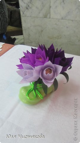 Долго думала что сделать с этим башмачком, в итоге выросли в нём цветы неизвестной мне породы.Башмачок всего 11 см в длину. (фото 2)