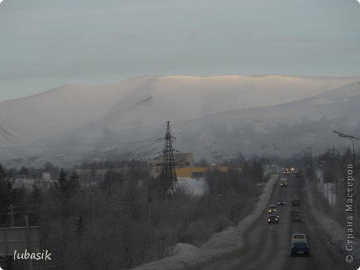 А сейчас я хочу пригласить вас в соседний город Кировск, куда неделю назад мы ездили с мужем по делам. Кировск  находится в 20 км от Апатитов. А уникальнось его в том, что город находится в окружении гор, как в чаше. Строительство города было начато в 1929 году, когда в наших горах Хибины нашли богатые месторождения камня плодородия апатит. И тогда же начали строить первую апатито нефелиновую обогатительную фабрику для переработки руды в концентрат.
На этом фото мы выехали из нашего города Апатиты. Хотя город как бы ещё не закончился. Чуть дальше по дороге, где стоят здания, находится промзона. А раньше , до середины 90 - тых годов, здесь был посёлок, в котором я провела сво детство. стояли двухэтажные дома с отоплением и всеми удобствами кроме ванны, зато была замечательная большая баня. Город строился очень быстро и все жители переехали, получив квартиры, а посёлок снесли. До сих пор у меня щемит сердце, когда я проезжаю мимо. (фото 44)