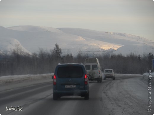 Вот мы и повернули на Кировск.  Слева вдоль дороги Горы. Кстати, наши горы не островерхие, а плоские. Когда шли ледники, они содрали и сравняли острые вершины. Самая высокая точка Хибин - тысяча двести метров. (фото 46)