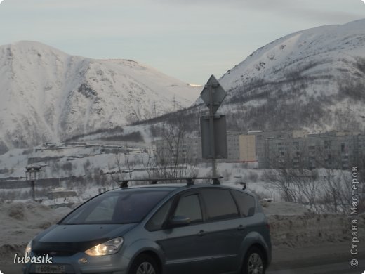 Посмотрите, как близко от домов находятся горы. Кстати с гор частенько сходят лавины. (фото 58)