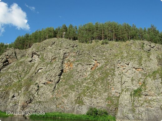 Вот такие скалы,вообще их очень много у нас в круге,много пещерок,в детстве часто ходили в импровизированные походы-прогулки,лазали по скалам)))И с классом часто ездили на природу,зарницы устраивали... (фото 19)