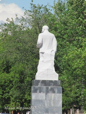 Это памятник сами знаете кому))На городской площади (фото 2)