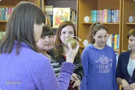 В библиотеке номинация - Елена Премудрая. С помощью бомбочки из игры "Тик-так-бум!" девчонки, встав в круг называли ассоциации со словосочитаниями: Мать и дитя, настоящий мужчина, настоящая женщина, а так же что должно быть на кухне у настоящей хозяйки, что вы хотите на день рождения. Последний вопрос самый смешной и диагностичный. Конкурс прошел весело и динамично. (фото 2)