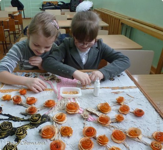 Выбрали цветочки...понравилось... Не удачно взяли шерстяные нитки! Топорщатся...
Возникла идея противоположного берега  реки. пригодился горох....силуэты деревьев получились хорошо не тяжело но правдоподобно. (фото 4)