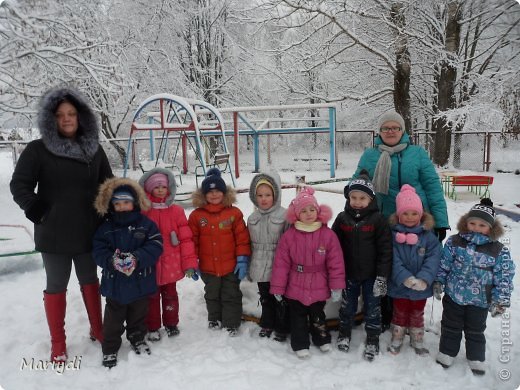 А это я( в зеленой куртке) и наша няня) Ну и немногочисленное количество детей) Половина в этот день решили прогулять( (фото 2)