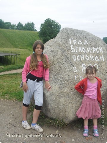 Однажды, к нам с мамой собрались приехать  в гости. Но мама, как назло, была на работе! Я что, одна буду гостей встречать?! Да ни за что! Мама и предложила, взять с собой подругу. 
Я сразу подумала на Аню. 
У нас с мамой есть квартира, которая пустует. Вот она то и должен был стать "пристанищем" наших гостей. Но мы с Аней подумали, что в ней должен быть сюрприз. И сварганили ТОРТ! 
Встречали гостей с букетами ромашек, которые насобирали по   дороге к автобусной остановке. 
Встретив гостей, мы пошли показывать квартиру. Гостили подарили мне в подарок одежду и около 60 дисков с фильмами и мультиками. А Ане шоколадку. 
По дороге домой (уже к моей бабушке, чтобы посмотреть Анин  любимый диск, который оказался в подаренный) подруга разбирала мою одежду. Оценила))
Про встречу гостей я тоже закончу. Расскажу про саму квартиру, полную загадочных и мистических историй... (фото 2)