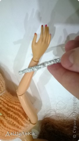 Из фольги катаемтакую "колбаску". Не удивляйтесь, если она будет длинной, наш браслет будет обьемнее:) (фото 3)