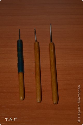 Каждый из крючков у меня был на вес золота. И вот однажды сосед попросил самый тоненький и .... не вернул- потерял. Я расстроилась... Не знаю как у вас, а у нас в глубинке крючки были жутко дефицитными. Через какое то время он, искупая свою вину, подарил сувенирные крючки с деревянными ручками. И они живы до сих пор, хотя то же уже "бывалые- леченые". (фото 21)