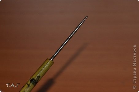Первый крючок, что попал в руки, и я попробовала им вязать цепочку из воздушных петель, был взят у бабушки Афани. Бородка у него была почти полностью сношена. (Да же представить трудно, СКОЛЬКО им вязали) Уже дома папа "подпилил" его. И вот он перед вами. Только у меня этот инструмент лет 35-37. Сколько ему в действительности? (фото 12)