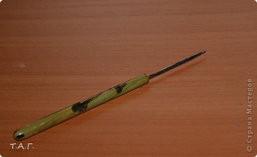 Этим крючком вязала я первые салфетки и воротнички для школьной формы. Папа заказал мне рабочие рукавицы, связанные крючком из овечьей шерсти. (фото 13)