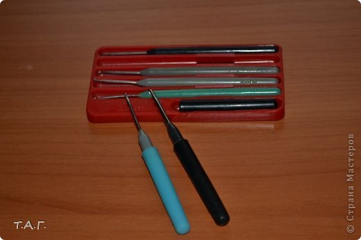 Позднее когда ручки отломились, я "намертво" одела колпачки на короткие ручки и продолжала вязать этими инструментами. (фото 20)