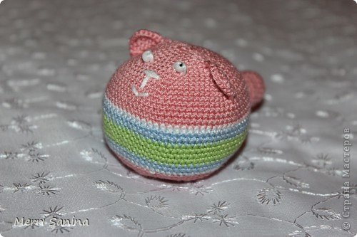 Вязала по МК: http://vyazanie.mypage.ru/igrushki-amigurumi/kruglie_koti.html