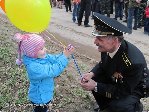 А это виновник всех моих творений вместе с внучей на 9 Мая. (фото 27)