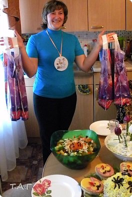 Оля приготовила для всех подарочки. Посмотрите, все в тему. На столе салатик с крокусами, свит-дизайн- крокусы, пакетики то же под цвет. (фото 12)