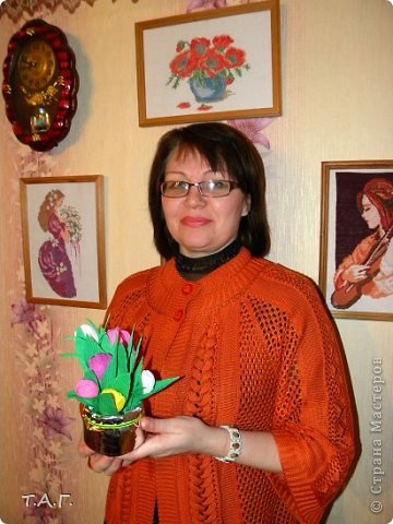 Лена со своим букетом на фоне вышивок. (фото 14)