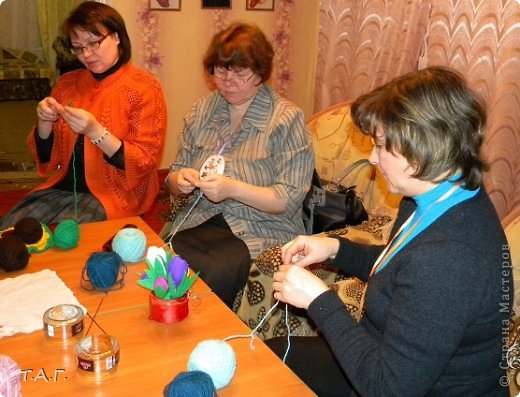 Три девици вечерком вязали тапки за столом...Такие "сурьезные". Петли набираем- считаем. (фото 20)