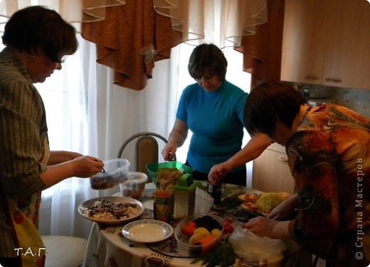 Мы за работой. Продукты принесли с собой и по-быстрому оформляем блюда. (фото 3)