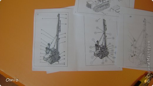 ну понятно, ни один макет не обойдется без чертежей. Я сваебой видела метрах в 30 от себя и знаете как он устроен, все эти трубы и подъемные механизмы меня никак не интересовали... Ну нужно же от чего-то отталкиваться. Нашла на работе паспорт нашего сваебоя на базе трактора, и сразу стало легче (только не понятно от чего) (фото 2)