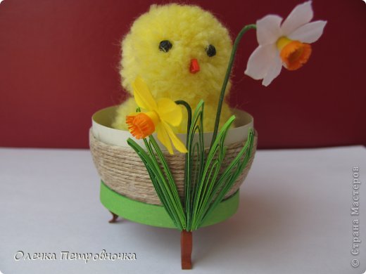 ...цыплёнок. Сделан из помпонов. Глазки и клювик - квиллинг. (фото 6)