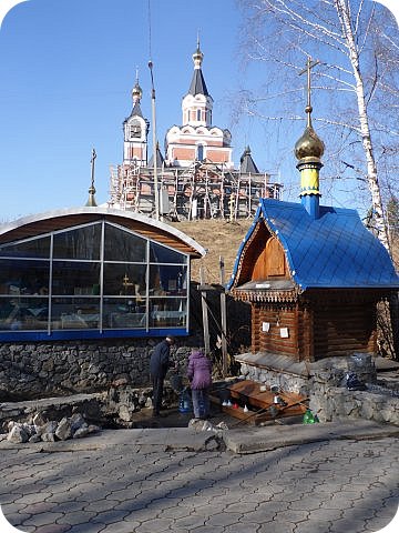 На территории ключа есть две церковные лавки.Рядом заложили Храм-памятник в честь Новомучеников Российских. (фото 10)